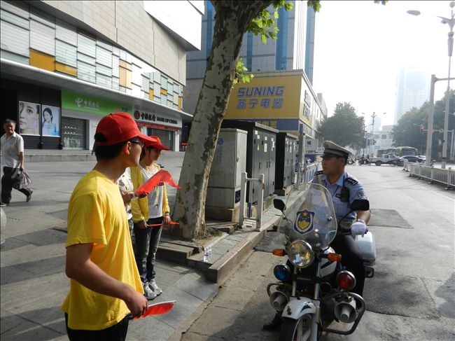 参与文明创建有行动,为文明城市锦上添花。清晨七点半,我校100名志愿者小红帽已经来到市中山路、解放路、学府路、长江路等镇江市重要路段的85个人流量较大的公交站台上开展文明出行志愿服务,为文明交通献出自己的一份力。 志愿者们积极帮助乘客排队候车、依次上下车,并对乘客不在站台上等候、闯红灯、不走人行横道等违规行为进行劝阻,提醒他们遵守交通法规,服从交通信号的指挥。