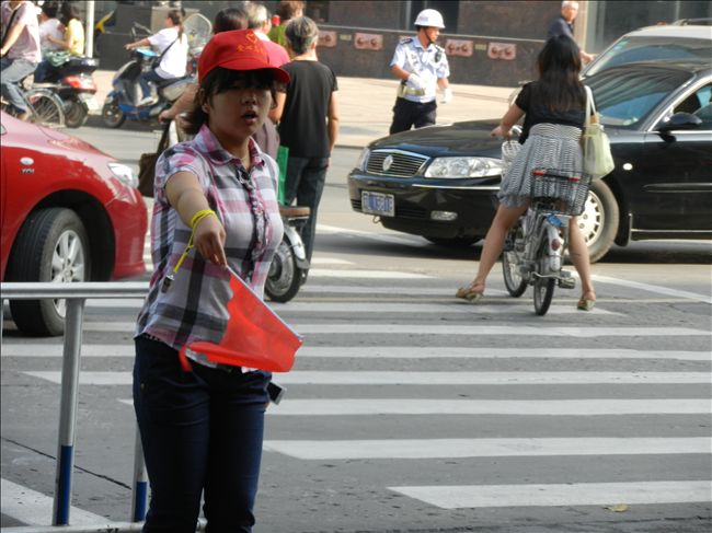 参与文明创建有行动,为文明城市锦上添花。清晨七点半,我校100名志愿者小红帽已经来到市中山路、解放路、学府路、长江路等镇江市重要路段的85个人流量较大的公交站台上开展文明出行志愿服务,为文明交通献出自己的一份力。 志愿者们积极帮助乘客排队候车、依次上下车,并对乘客不在站台上等候、闯红灯、不走人行横道等违规行为进行劝阻,提醒他们遵守交通法规,服从交通信号的指挥。