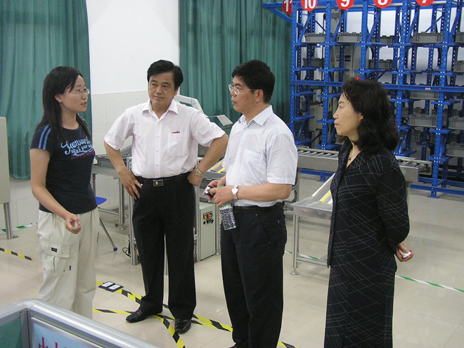 校领导徐铭,夏光荣,戴光辉出席了现场办公会.