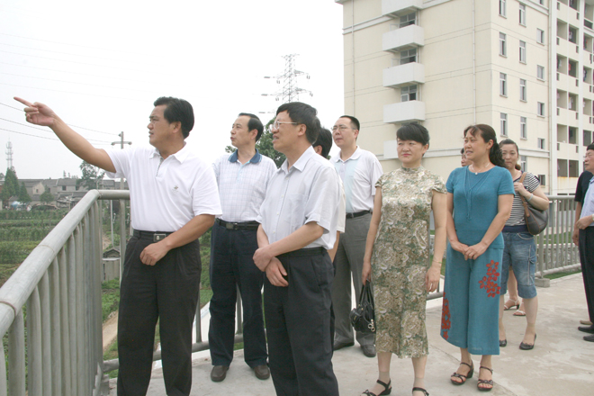 市人大代表视察我校